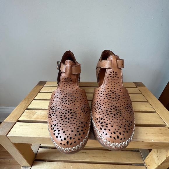 Spring Step Airy Wedge Heels 7.5 - Picture 3 of 7